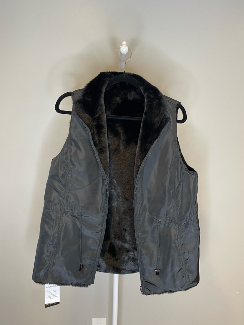Bloomingdale's Reversible Black Nylon Faux-Fur Vest Cozy Layer - Medium